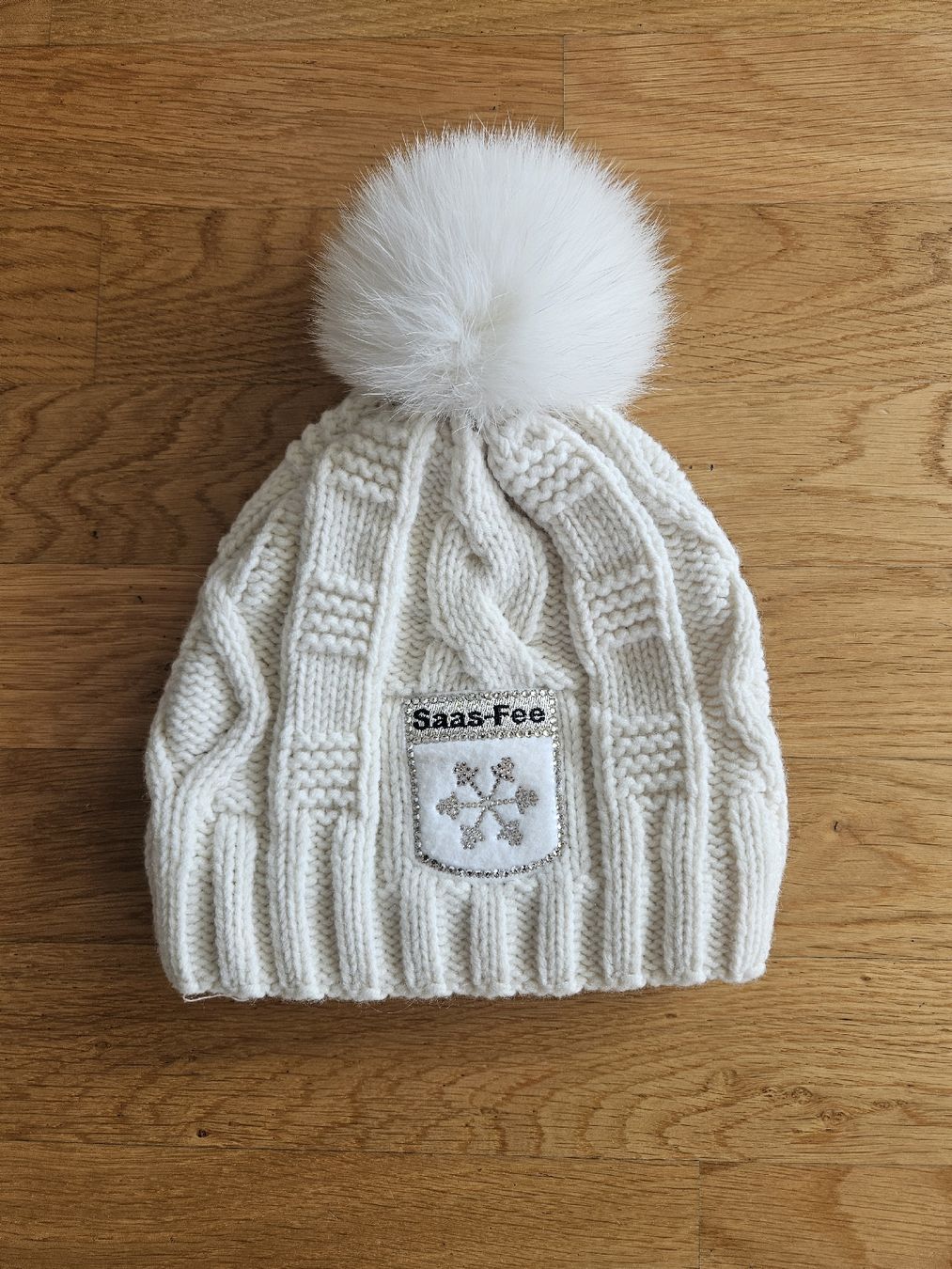 Copricapi, berretti & cappellini: Bonnet Saas-Fee blanc avec pompon – Nuovo (secondo la descrizione) da Morges venduto da Mlle_Croft_91