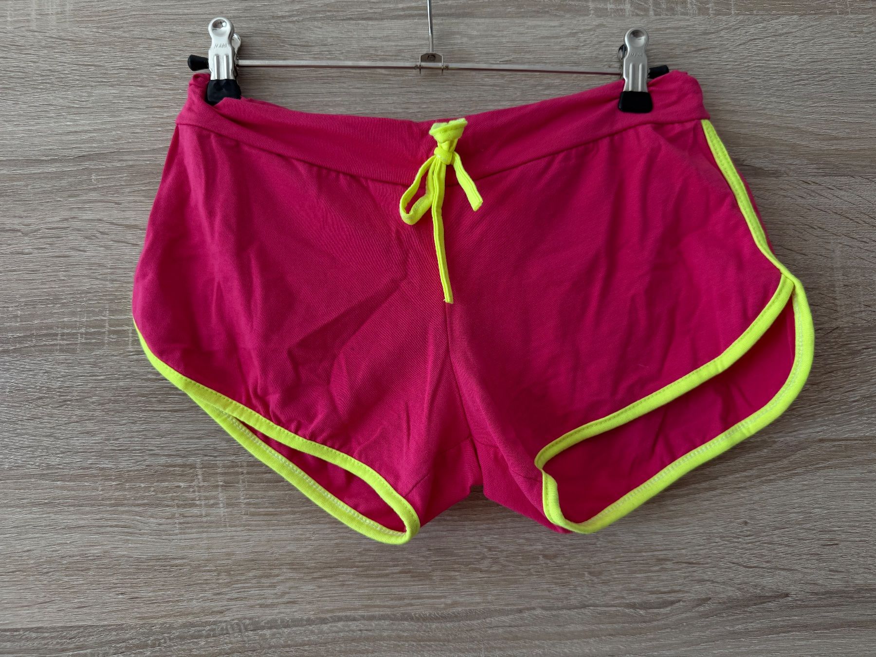 Pantaloni: Mini short training rose – Usato da Montreux venduto da Izapechee