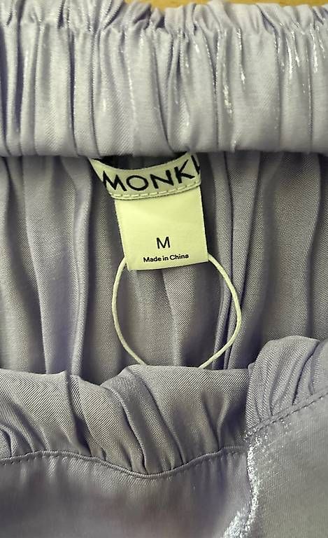 Monki Jupes: Fliederfarbener Satin Plisse Maxirock Gr. M – Neuf avec emballage d'origine à Basel par tsulih 1
