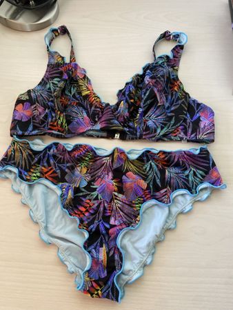 Bikini super schön mit Rüschen/Glitzer Gr. 44/46 Cup D