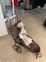 Porzellan-Puppe Luci im 3-Rad-Sportwagen (beide evtl. antik)
