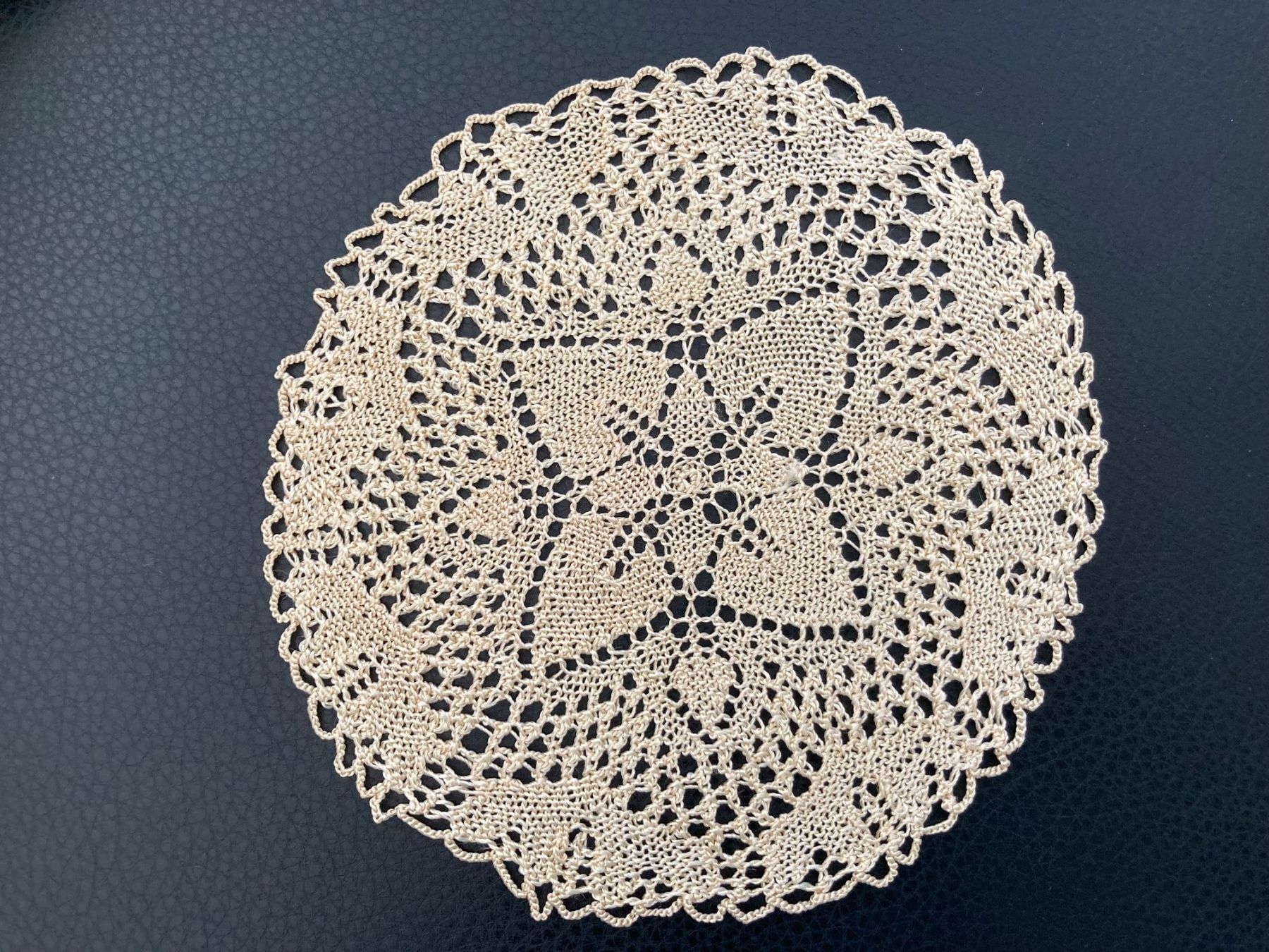 Sottobicchieri: Spitzendeckchen Handarbeit gestrickt  Farbe: Ecru / Beige – Usato da Subingen venduto da ArtBead 1