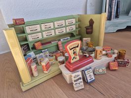 Antiker Chrämerli-Laden (Kaufladen) aus Holz mit Zubehör