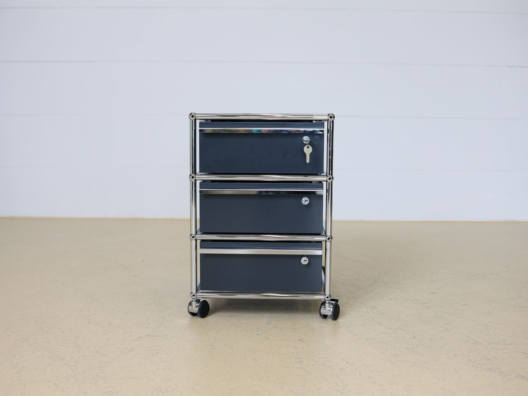USM Banconi: USM Haller Container mit Rollen | Anthrazitgrau | Neuwertig – Usato da Meinisberg venduto da atelier_TILIJA 2