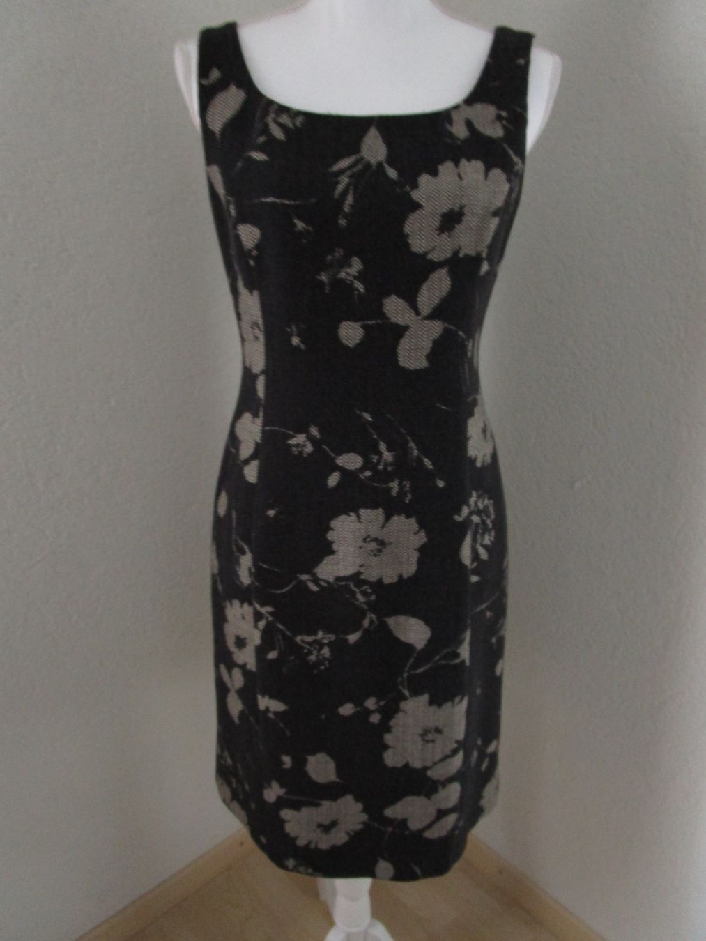Armani Kleider: Etuikleid Armani ca. Gr. 36 ital. Gr. 42 – Gebraucht aus Volketswil von Globine100