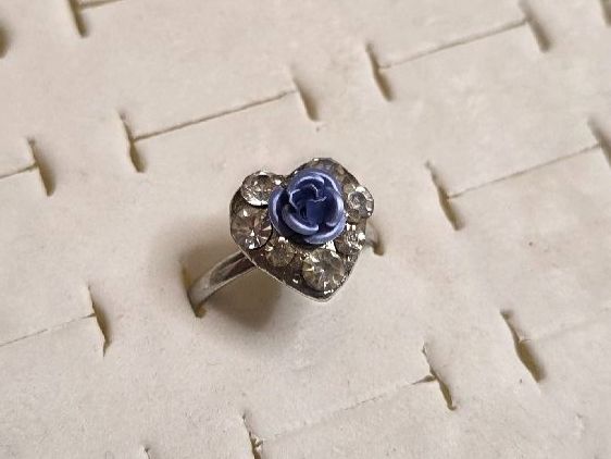 Anelli: Bague ajustable fleur bleu et strass – Nuovo (secondo la descrizione) da Territet venduto da Cenh