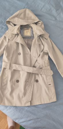 Trench-coat beige à capuche, idéal pour le printemps!