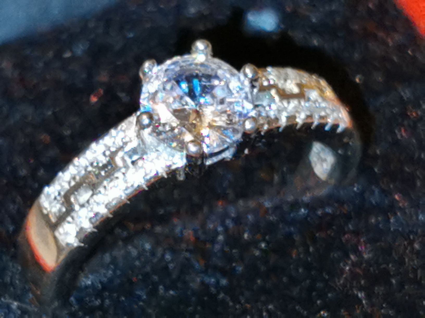 Anelli: Damen Ring aus Silber mit Zirkone. – Nuovo e nell'imballaggio originale da Schlieren venduto da vlalif 1
