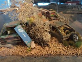 Diorama Schrottplatz 1/43 mit 2x VW Scirocco, VW Käfer