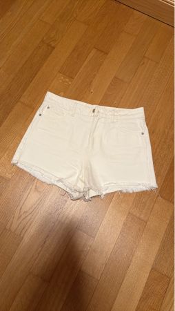 Weisse Jeans Shorts mit Fransen, Grösse 38, Top Zustand