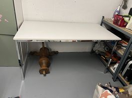 Tischplatte mit Metallfüssen