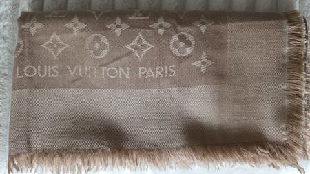 Louis Vuitton Classic Schal in Beige