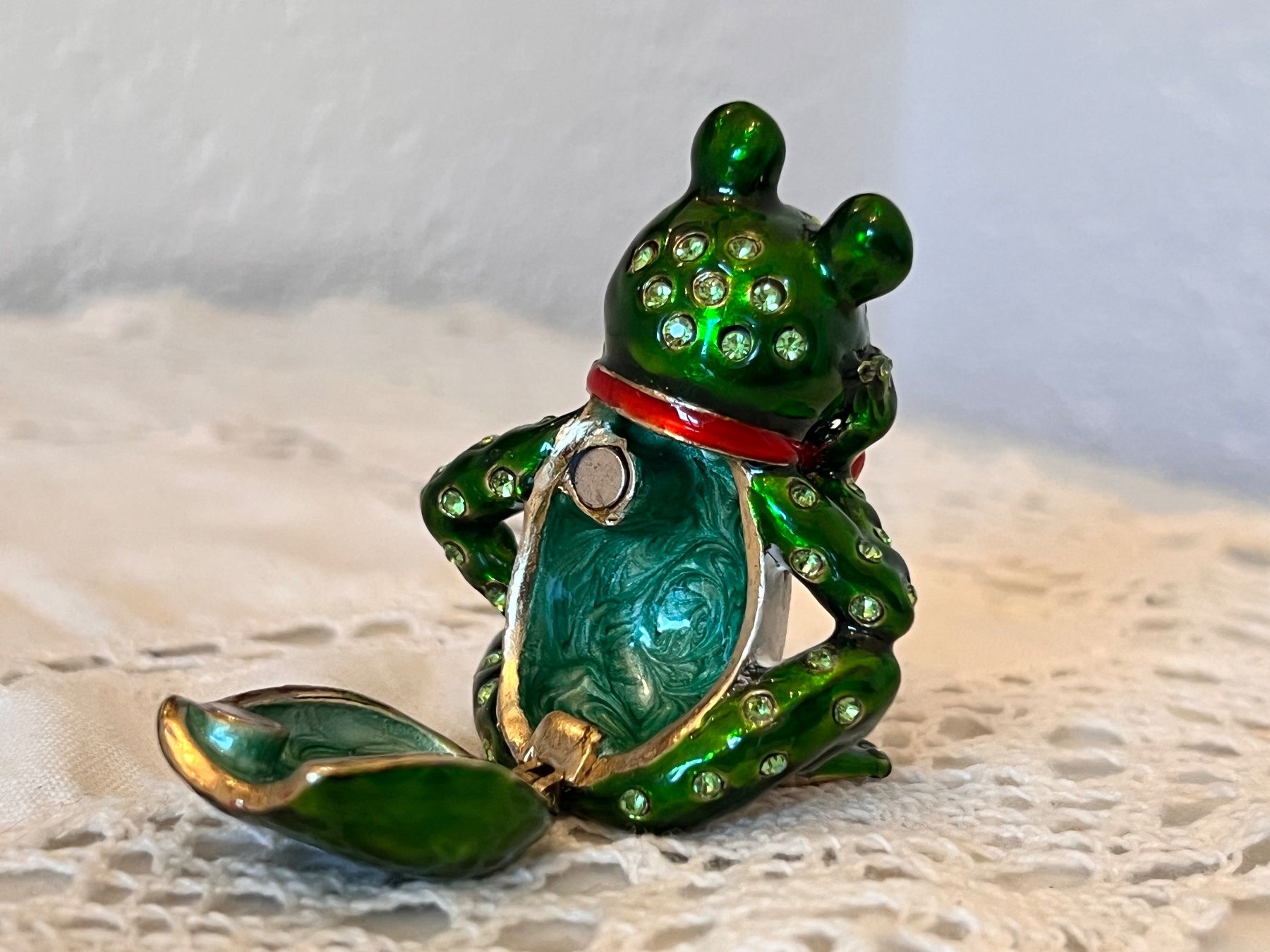Altro in Decorazioni & Accessori: Frosch Dose Messing emailliert m. Svarovski Steinchen witzig – Nuovo (secondo la descrizione) da Bern venduto da FANTASTICTREASURES 1