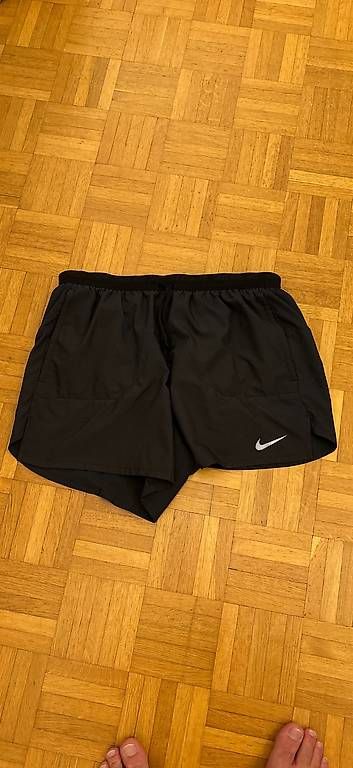 Pantaloni: Nike Running Shorts – Usato da Oberwil-Lieli venduto da kaj_ng8x