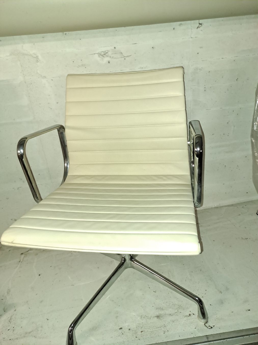 Vitra Chaises: Vitra Eames EA 108 – D'occasion à Küsnacht ZH par walterzingo