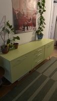 Hellgrünes Sideboard mit Metallfüssen