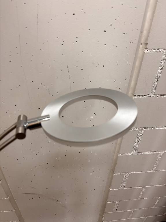 Lampade: Neuwertige weiße Stehlampe – Usato da Dübendorf venduto da sop_yl9x 1