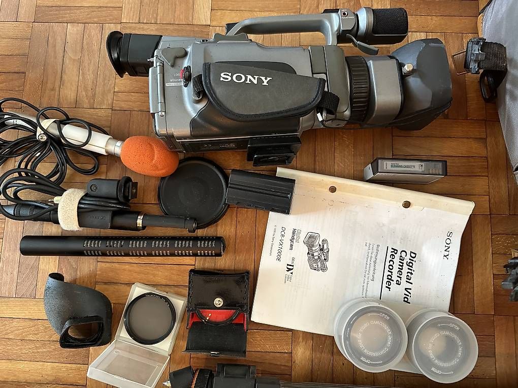Camcorder: Videografieset Sony DCR-VX1000E – Gebraucht aus Aarau von sole-soleil