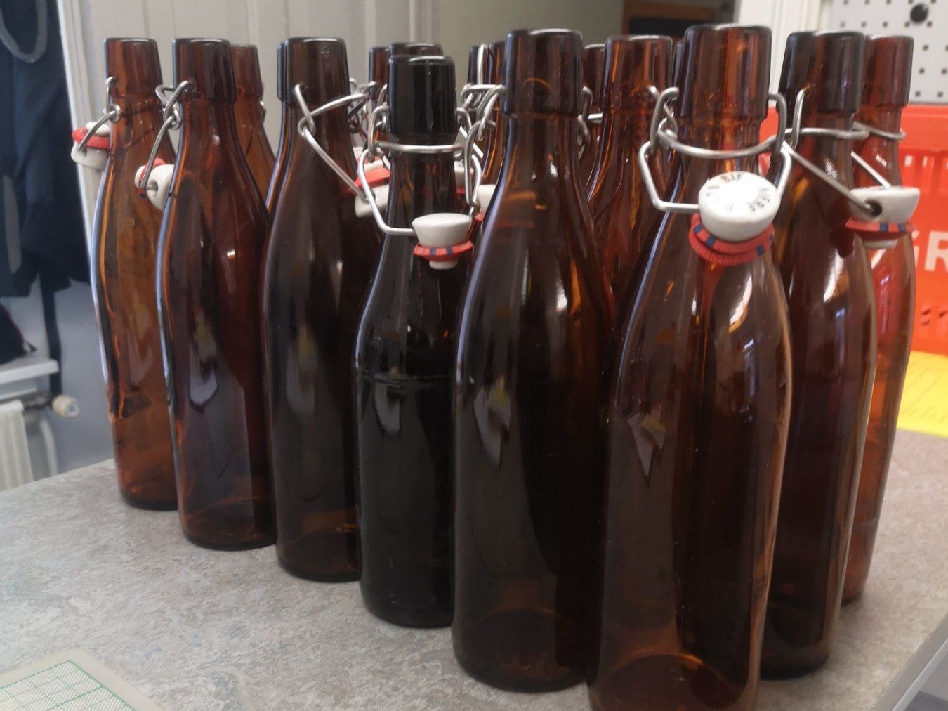 Bouteilles: Bier Bügelflaschen 33 Stk – D'occasion à Lostorf par rubileo