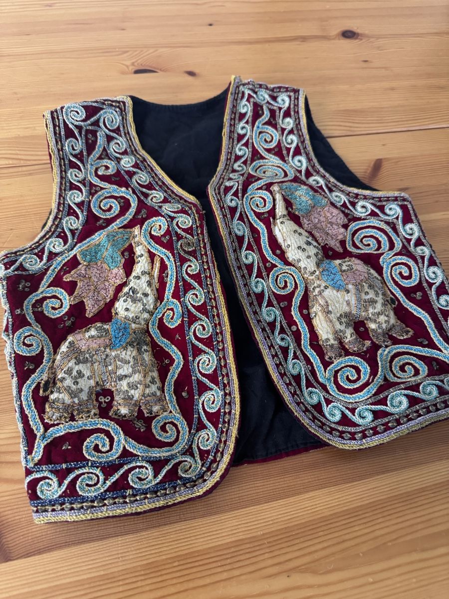 Gilet & Giacche: Gilet brodé éléphant bordeaux taille unique – Usato da Vésenaz venduto da Angela.C3 1