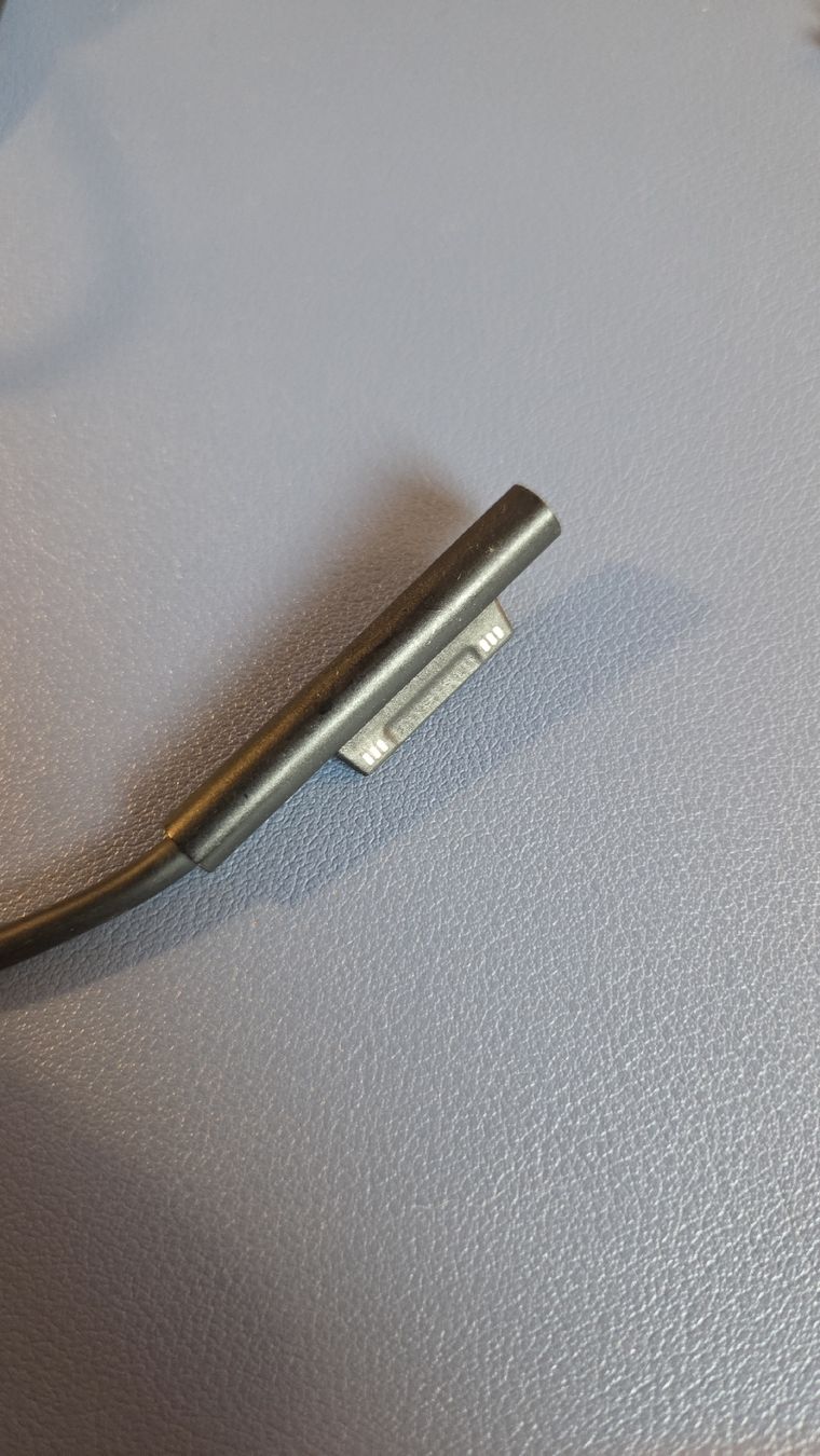 Chargeur: Microsoft Surface charger IS13252 – D'occasion à Geneve par Granduca 2