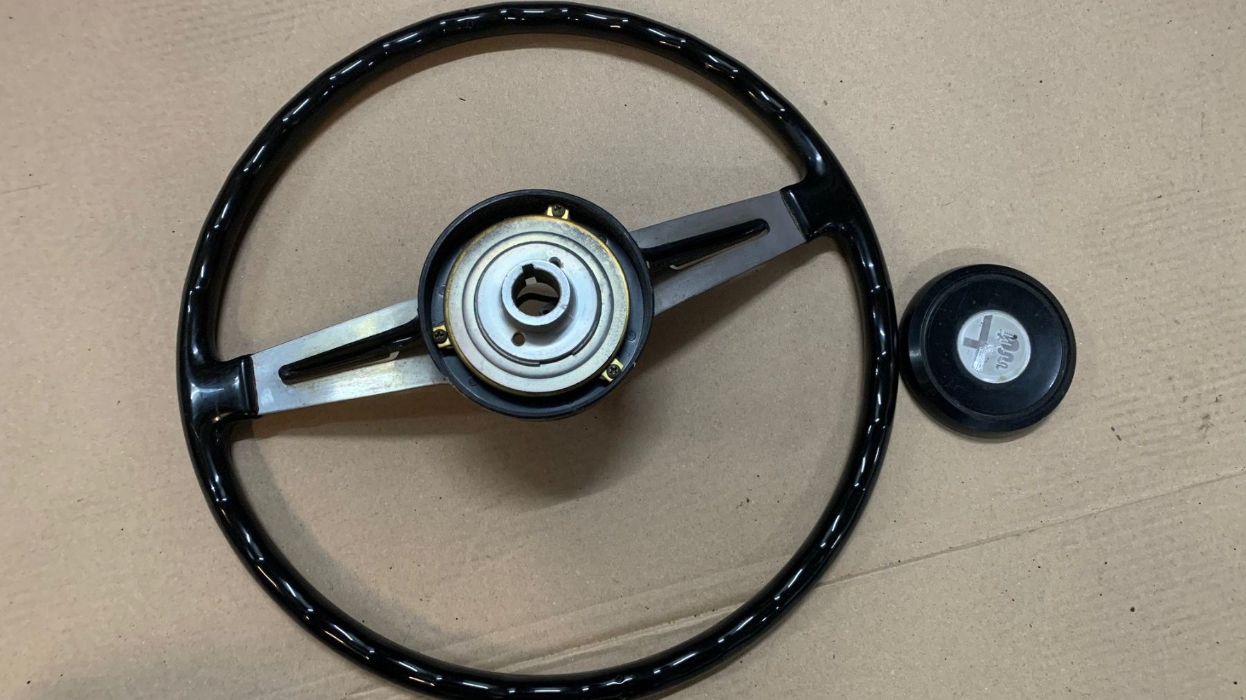 Alfa Romeo Tutti pezzi di ricambio auto: Alfa Romeo Fastback Spider Lenkrad – Usato da Frutigen venduto da Gehrihorn 3