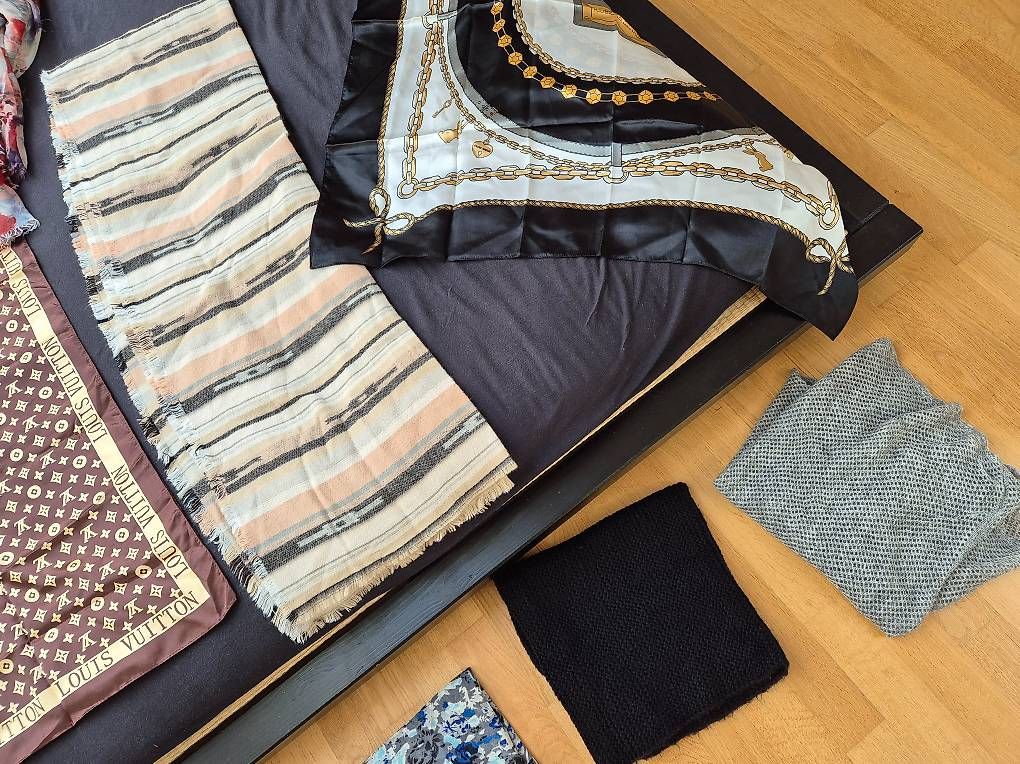 Foulard & Sciarpe: Set mit 9 Schals / Foulards – Usato da Kriens venduto da Moana89 2