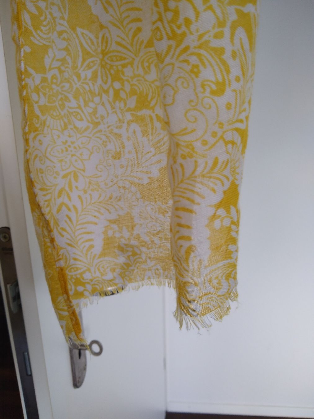 Foulard & Sciarpe: Stylish Yellow Floral Scarf - Perfect for Spring – Usato da Dübendorf venduto da rol_fm6d 2
