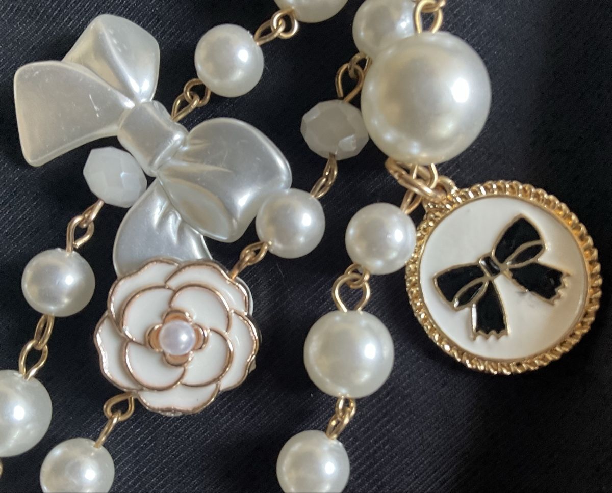Catenine: Collier fantaisie perles multiples blanches et breloques – Nuovo (secondo la descrizione) da Corseaux venduto da Mililaforet75 2