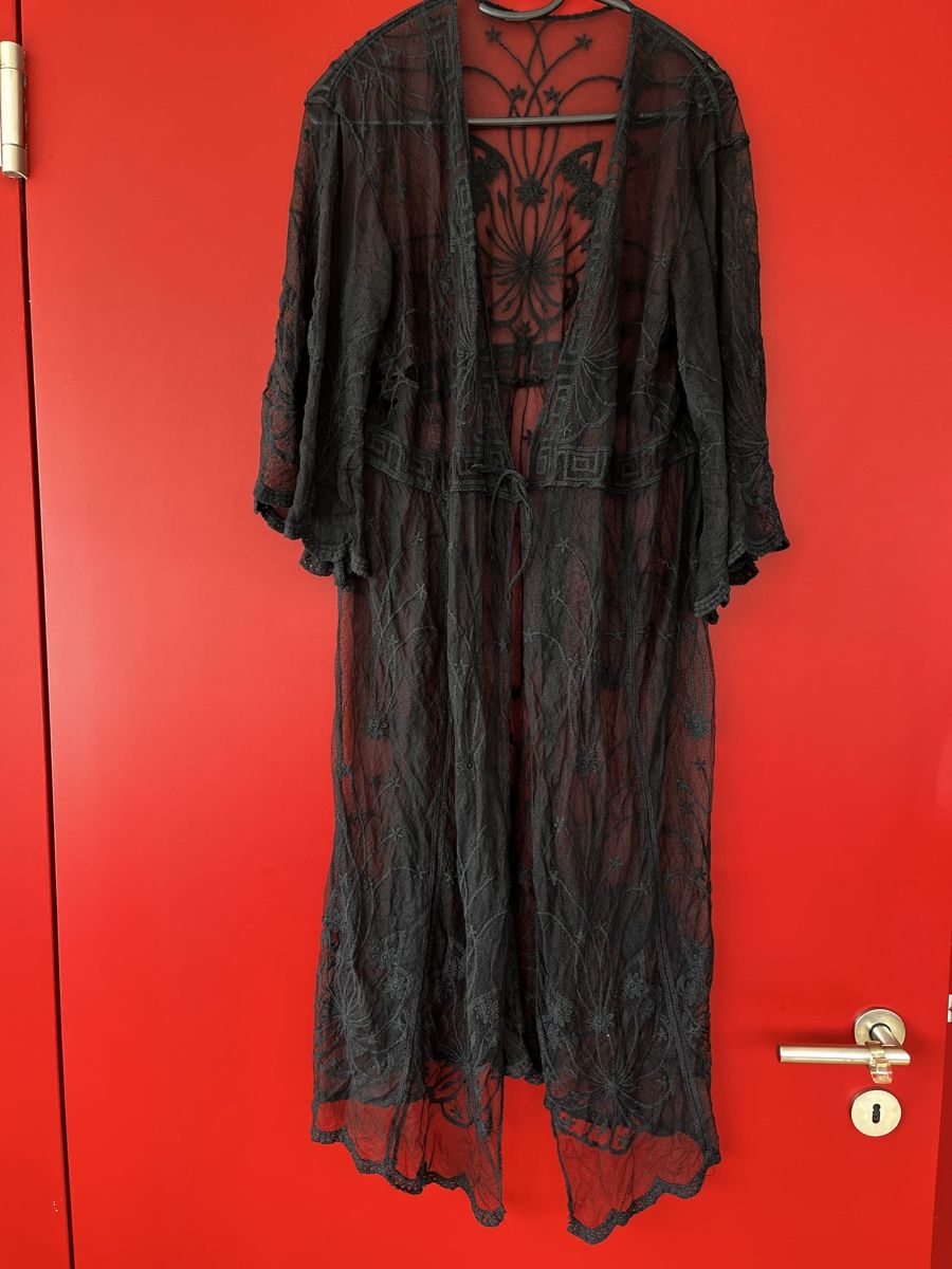 Arte internazionale: Kimono de plage noir en dentelle – Usato da Romont FR venduto da cat_j6ww