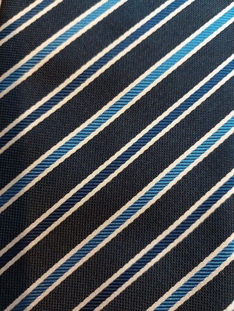 Elegante Herren Seiden Krawatte mit Streifenmuster, Top!