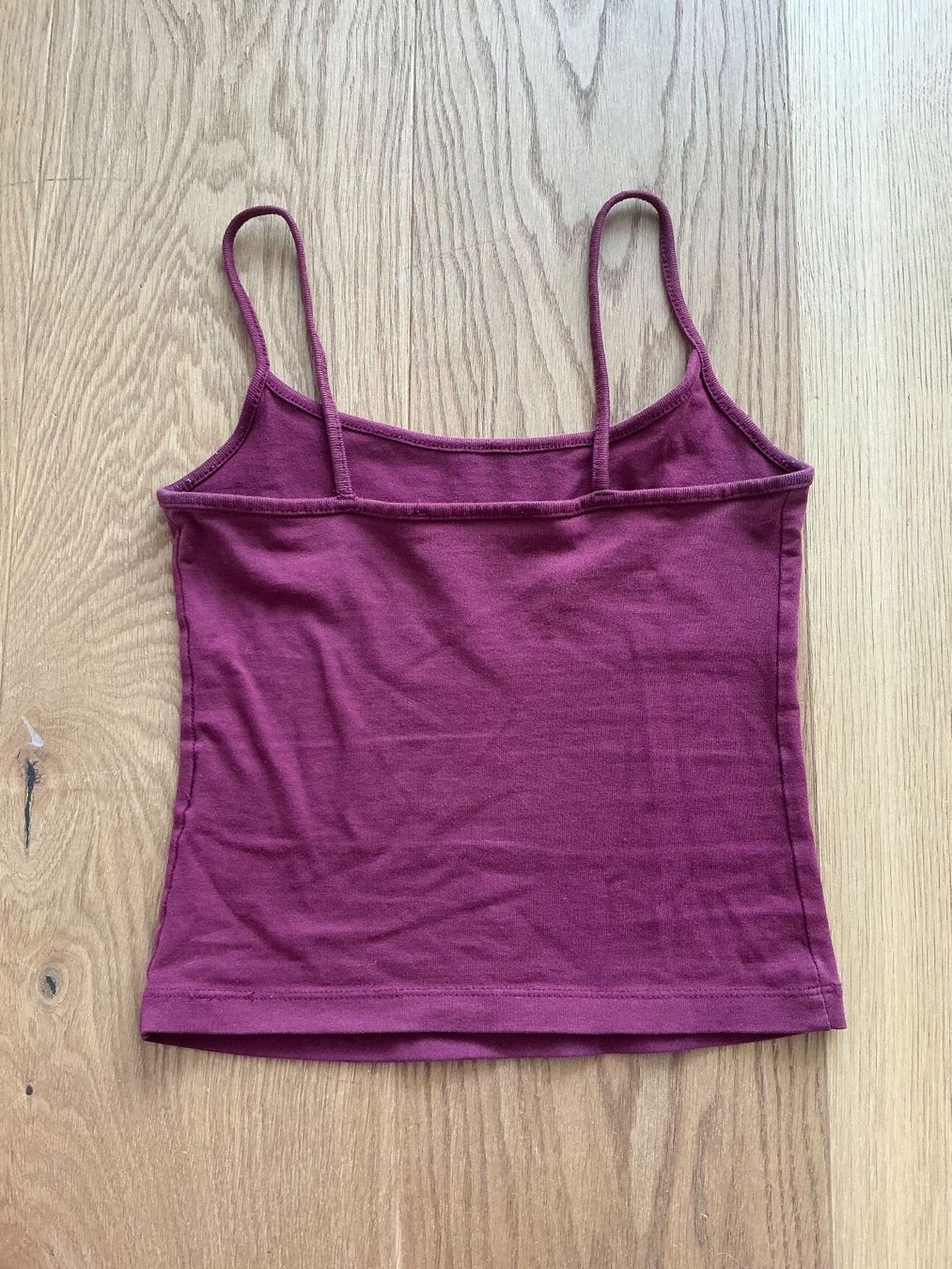 Bershka T-shirt: Bordeauxrotes T-shirt – Usato da Cham venduto da ist_wvm8 1