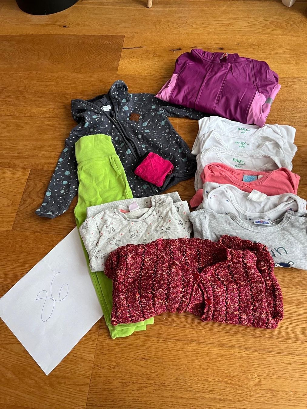 Kleiderpakete & -sets: Mädchensachen Gr. 86 - Jacke, Pullover, Shirts, etc. – Gebraucht aus Burgistein von skysat2000