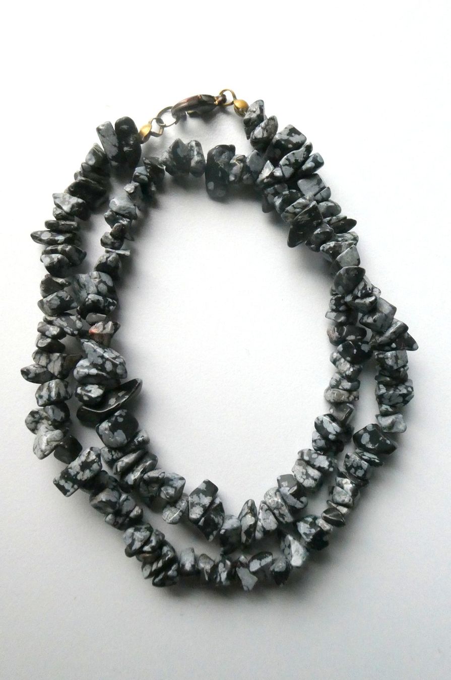 Catenine: Halskette aus Schneeflocken-Obsidian-Splittern – Usato da Frauenfeld venduto da dhour