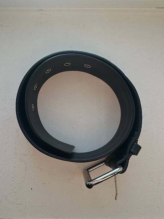 Gürtel: YVY Black Leather Buckle Belt Size 70 – Gebraucht aus Zürich von andreagerber23 1