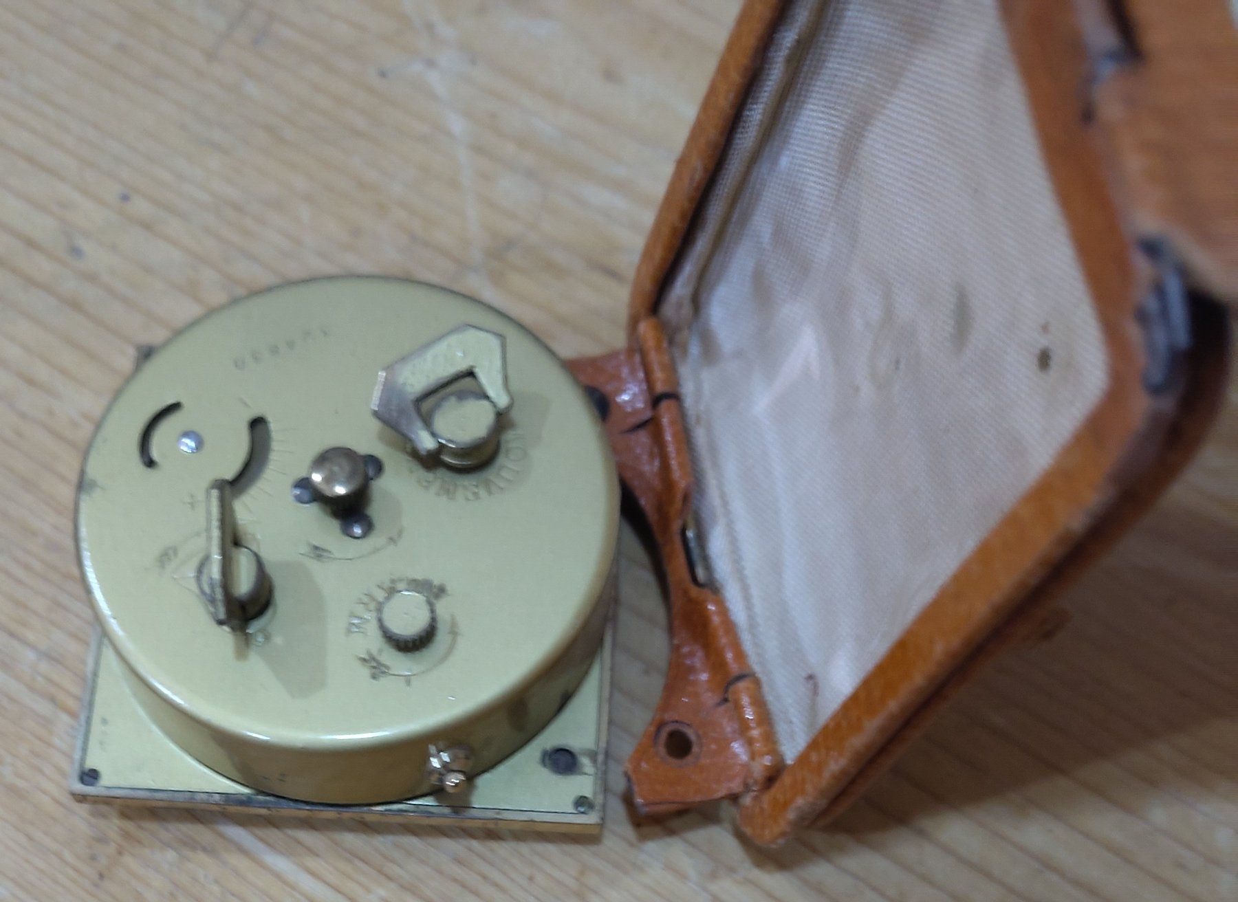 Wecker: Reise Wecker AMYRAL Vintage Lederetui – Defekt aus Steinhof SO von Morepointless 3