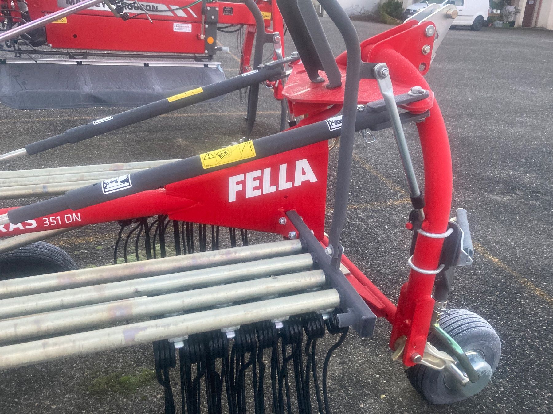 Raccolta foraggio grezzo: Schwader Fella Juras TS 351 DN – Nuovo (secondo la descrizione) da Lanzenhäusern venduto da Lanzemech