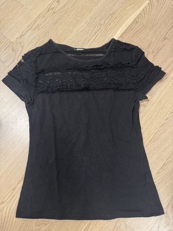 T-Shirt schwarz mit Spitzenbesatz