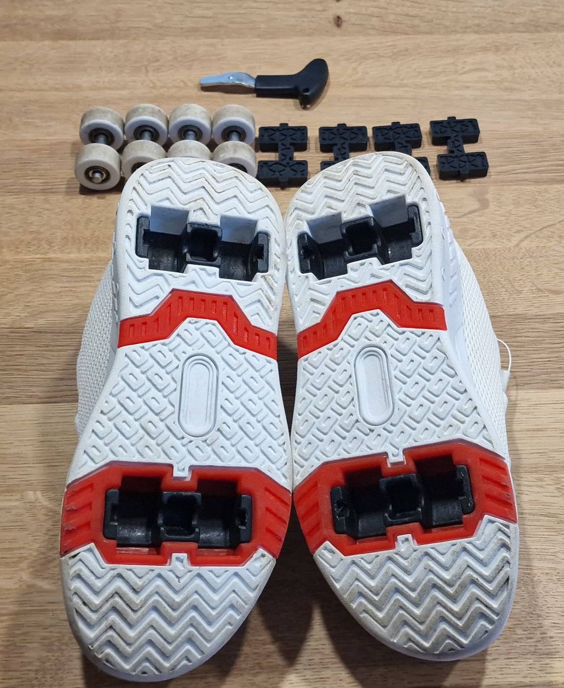 Pattini in linea & Pattini a rotelle: lässige Mädchen Turnschuhe mit vier Rollen - Gr. 34 – Usato da Fällanden venduto da zeno01 5