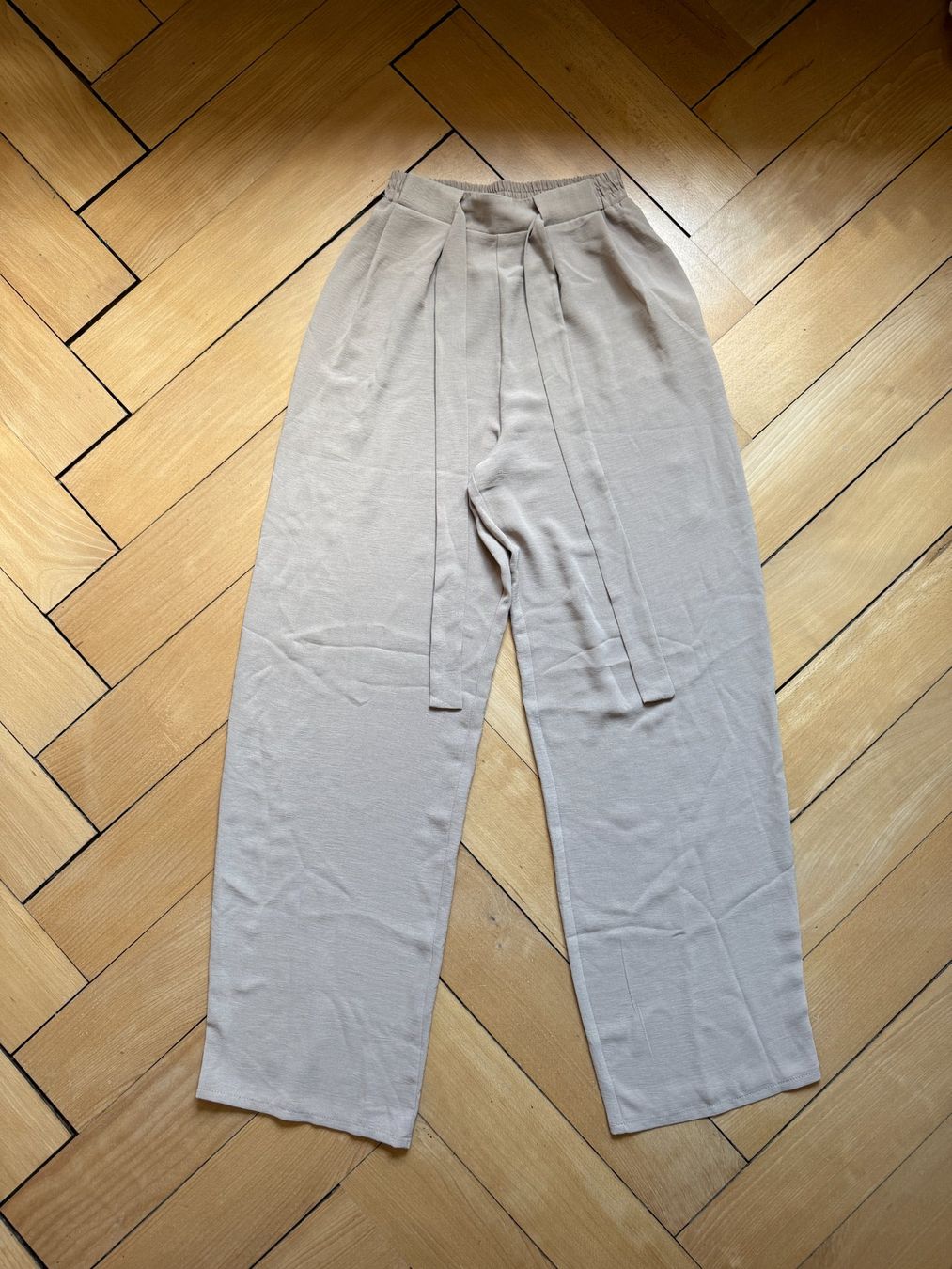 Zara Pantaloni: ZARA - Hose beige fliessend locker S – Usato da Zürich venduto da Diazaio