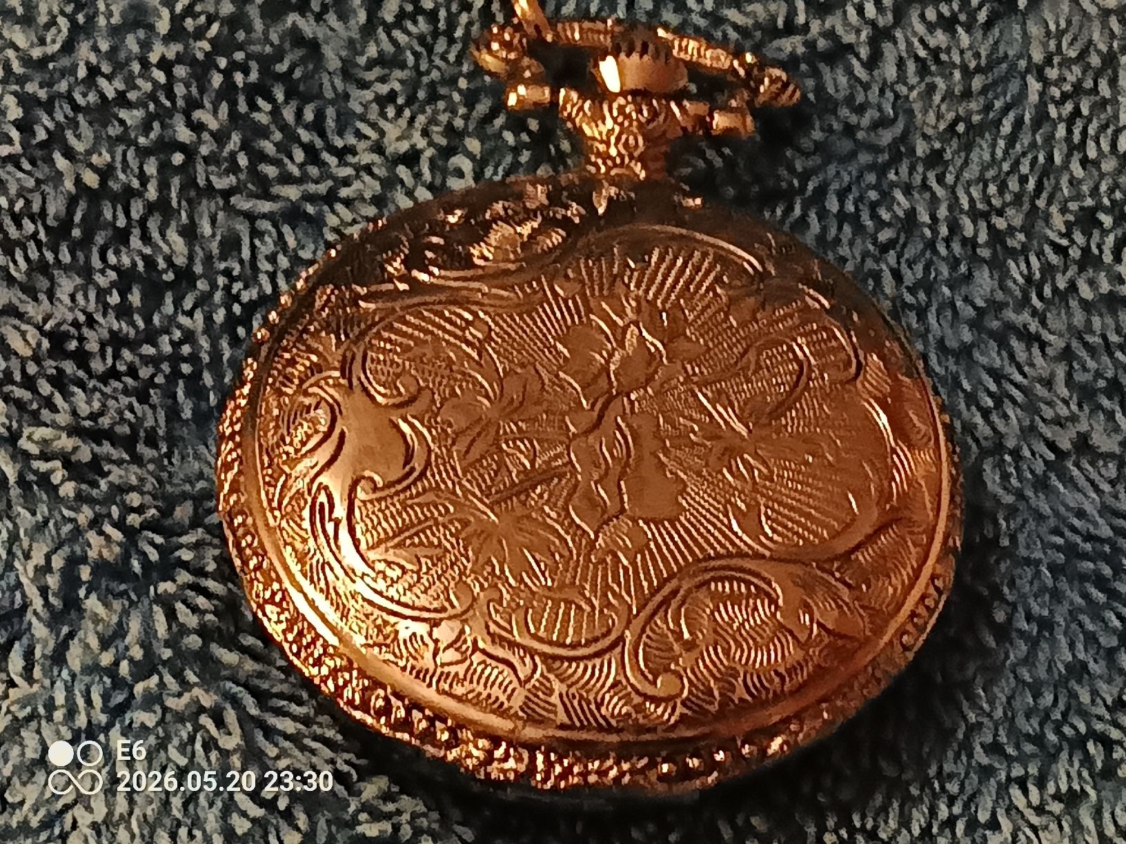 Orologi: RundeTaschenuhr mit Bauernmotiv – Usato da Zürich venduto da Mitzi6 6