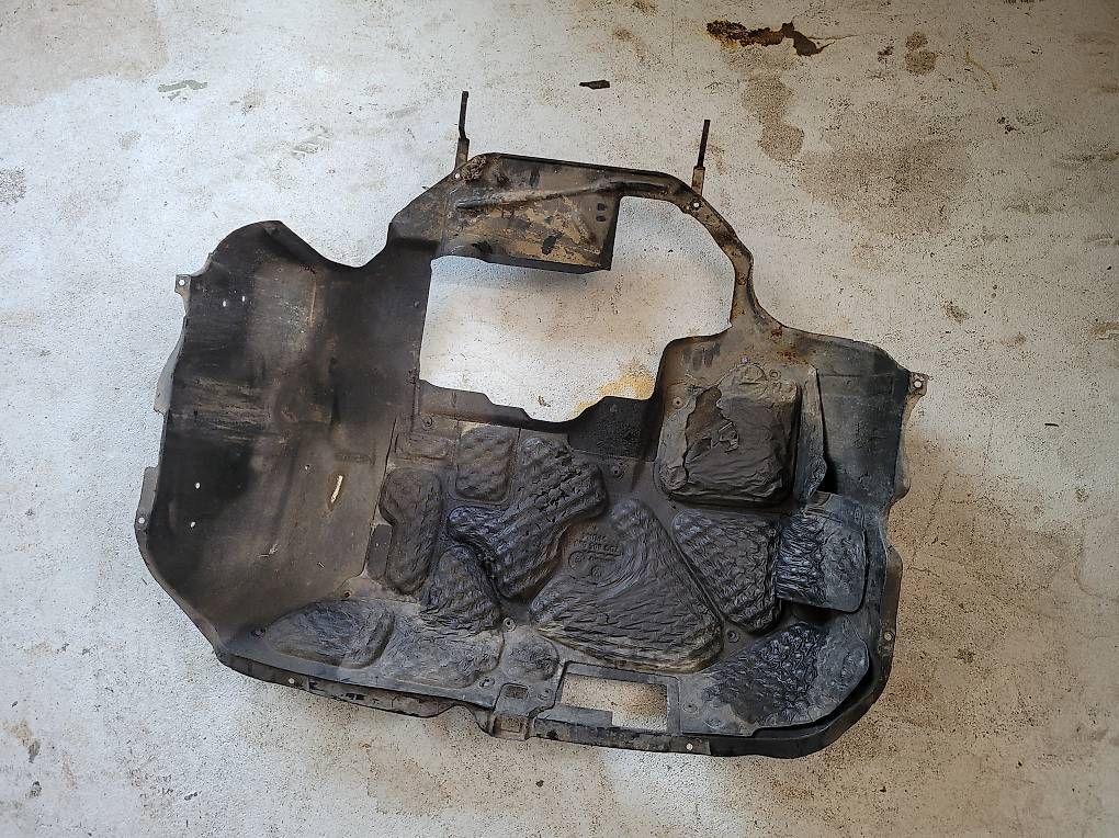 VW Tutti pezzi di ricambio auto: Unterbodenschutz VW T4 – Usato da Rickenbach LU venduto da kel_2zfz