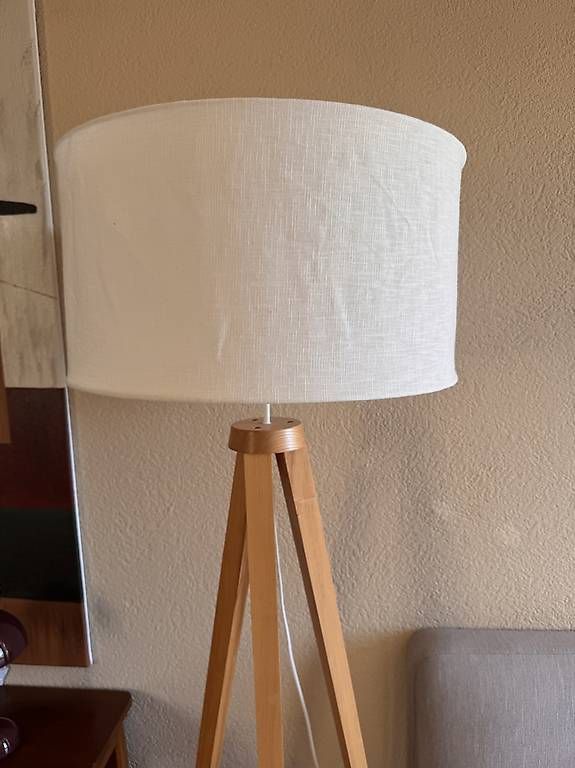 Lampade: Stehleuchte Eiche mit Lampenschirm weiss – Usato da Rueschlikon venduto da nomee 1