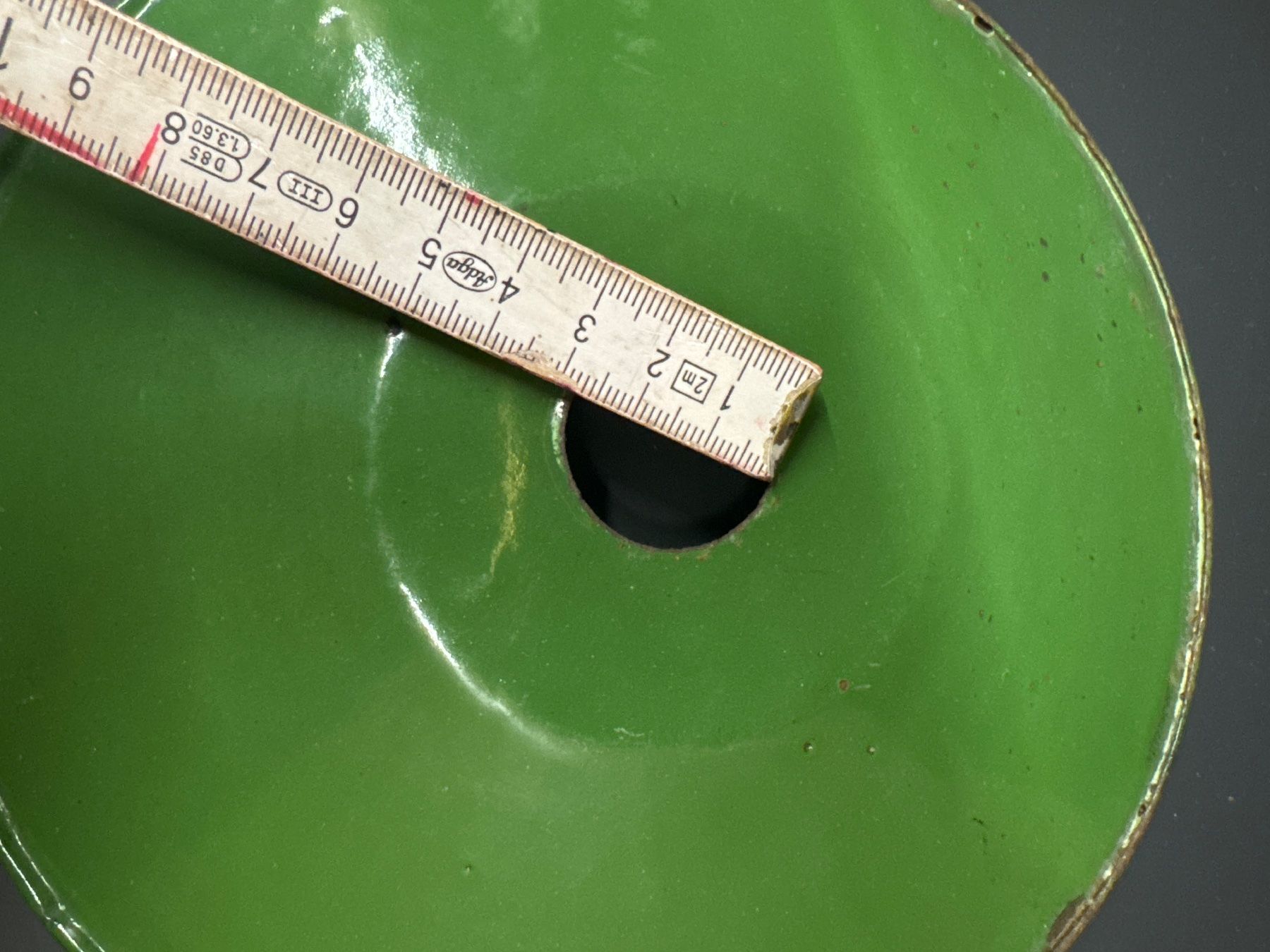 Paralumi: Lampe abat-jour vintage émaillé vert – Usato da Lajoux JU venduto da Briard0 5