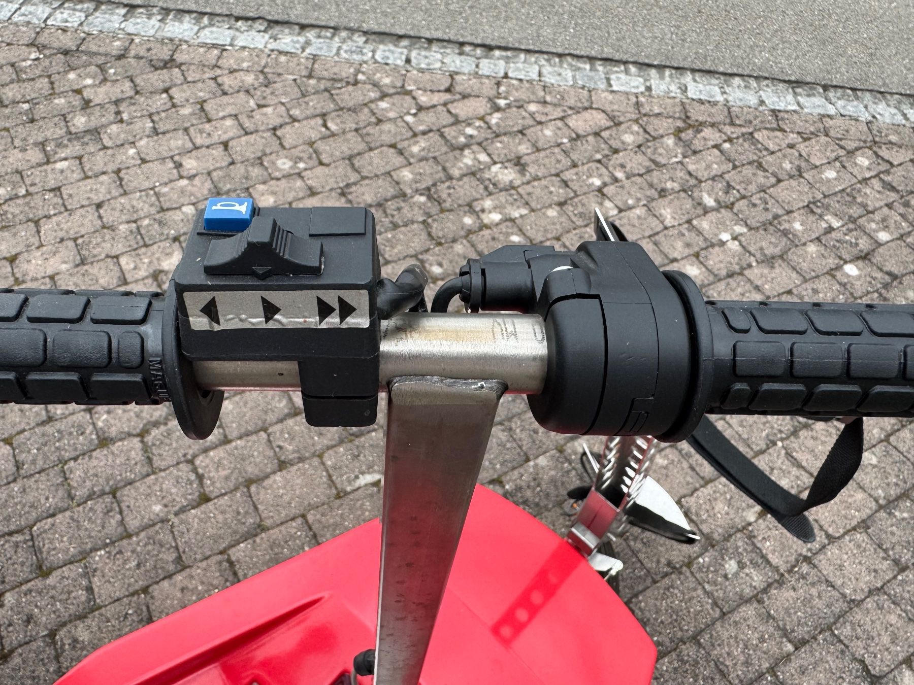 Veicoli elettrici: Golf Caddy - elektrisch, leicht, kompakt und rot – Usato da Waltenschwil venduto da Caddy26 8