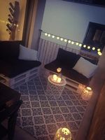 Palettenlounge 1-teilig weiss mit schwarzen Kissen