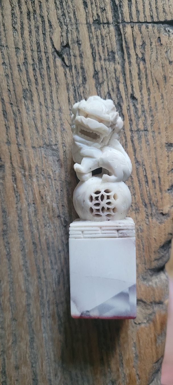 Figuren: Cachet en pierre sculpté avec lion et calligraphie – Gebraucht aus Genève von uneautresaison