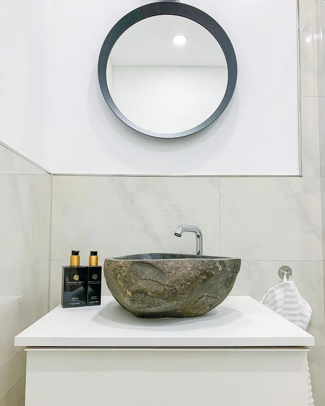 Spülbecken & Waschbecken: Waschbecken Flussstein Oval 45-53 cm – Gebraucht aus Lausanne von VIda-Mobel