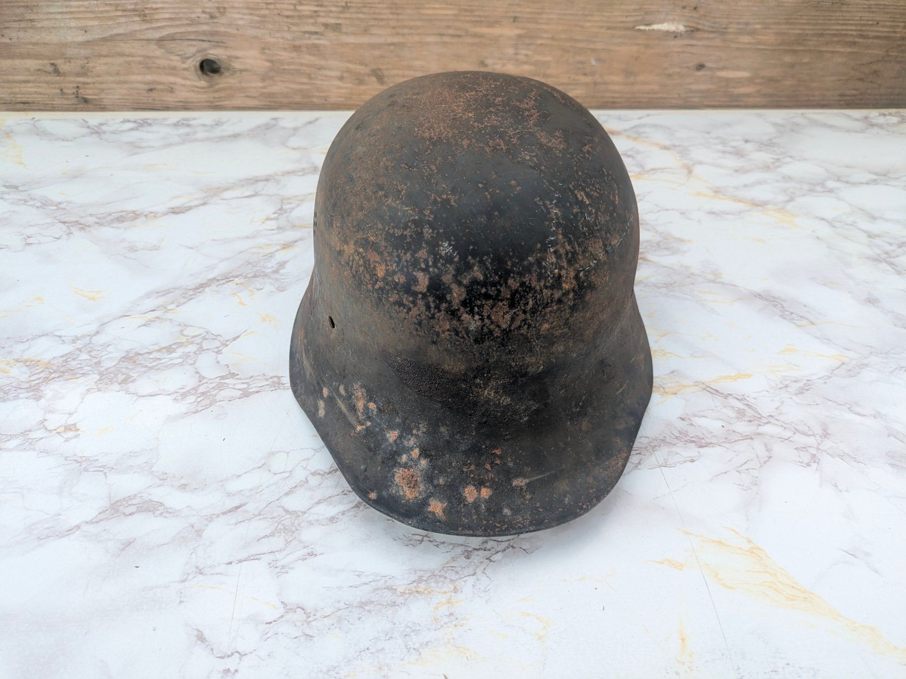 Uniformi & Effetti personali: SD Luftschutz Stahlhelm M34 "Duck Bill Visor" mit Abzeichen – Usato da Buttisholz venduto da ArmeeShopCH 1
