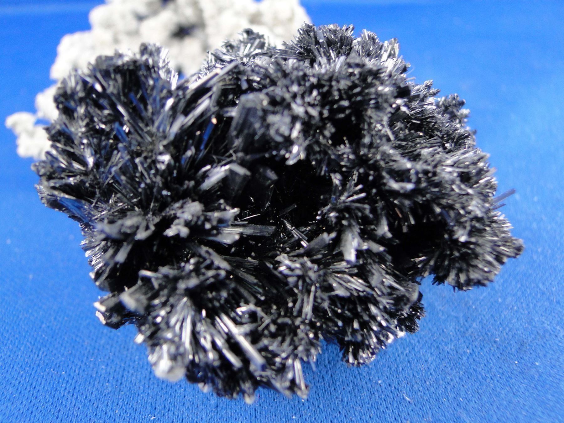 Minerali & Pietre curative: Stibnit auf Calcit – Usato da Schinznach Bad venduto da Demerald 3